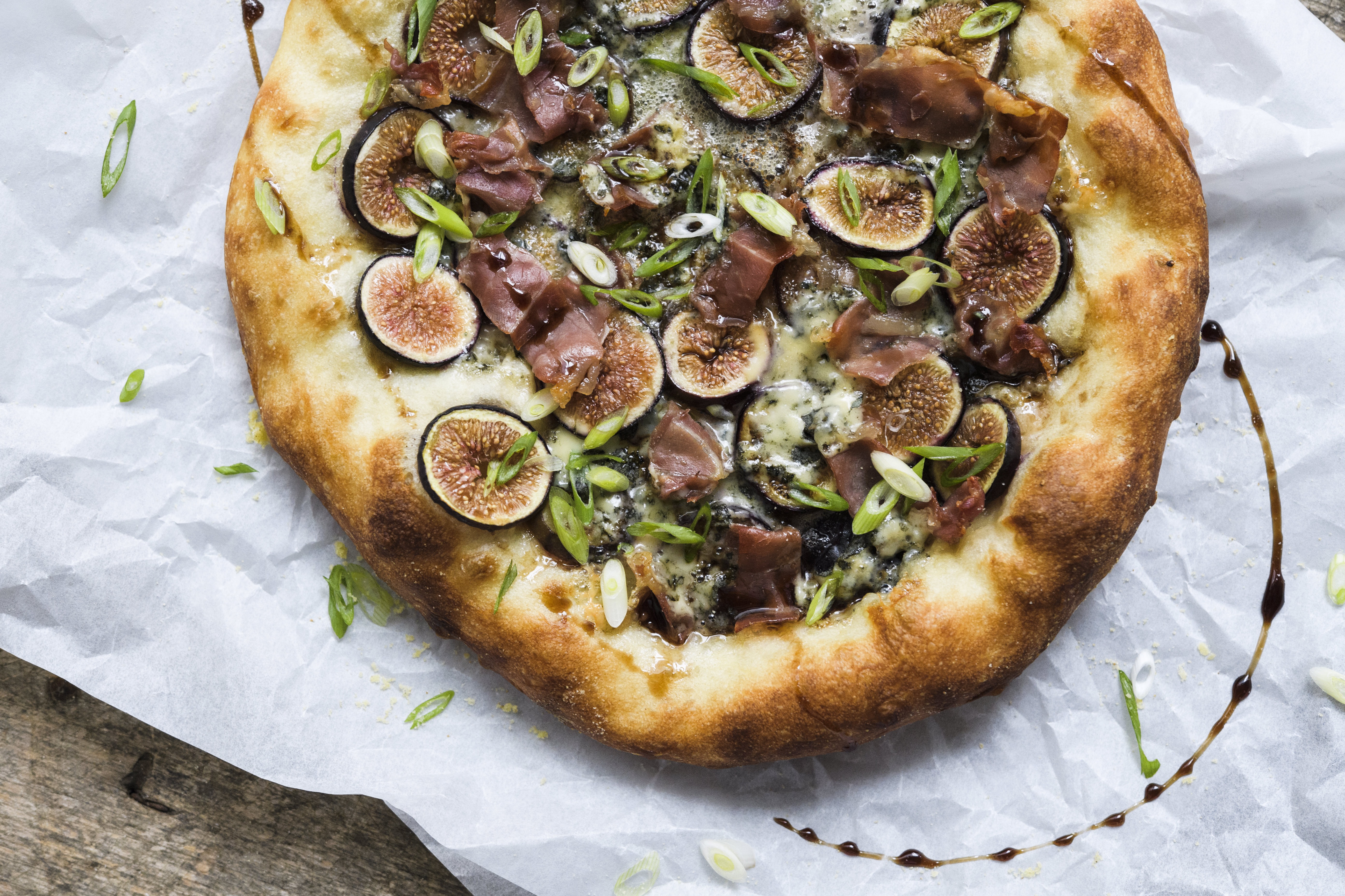 fig-blue-cheese-and-prosciutto-pizza