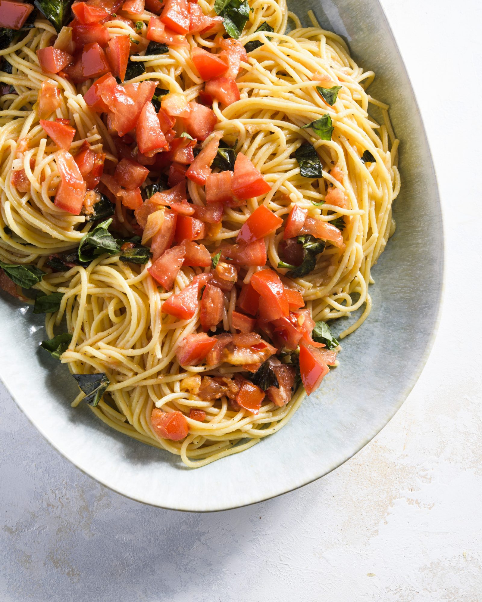 Spaghetti aglio e olio fresh tomatoes v