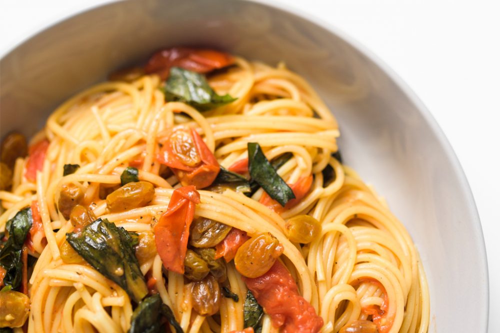 spaghetti-with-anchovies-raisins-and-cherry-tomatoes WEB