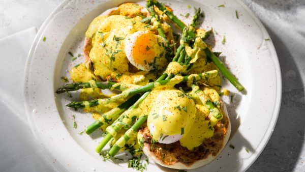 Sous Vide Eggs Benedict with Asparagus