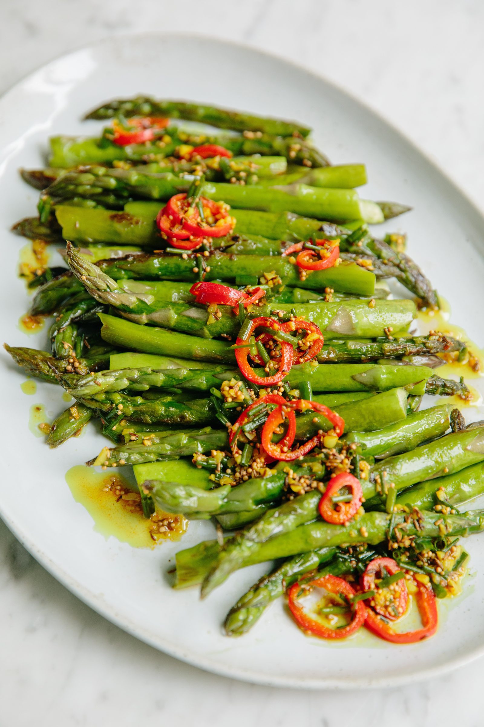 asparagus-roast-grilled-chives-herb-spice-oil-skillet