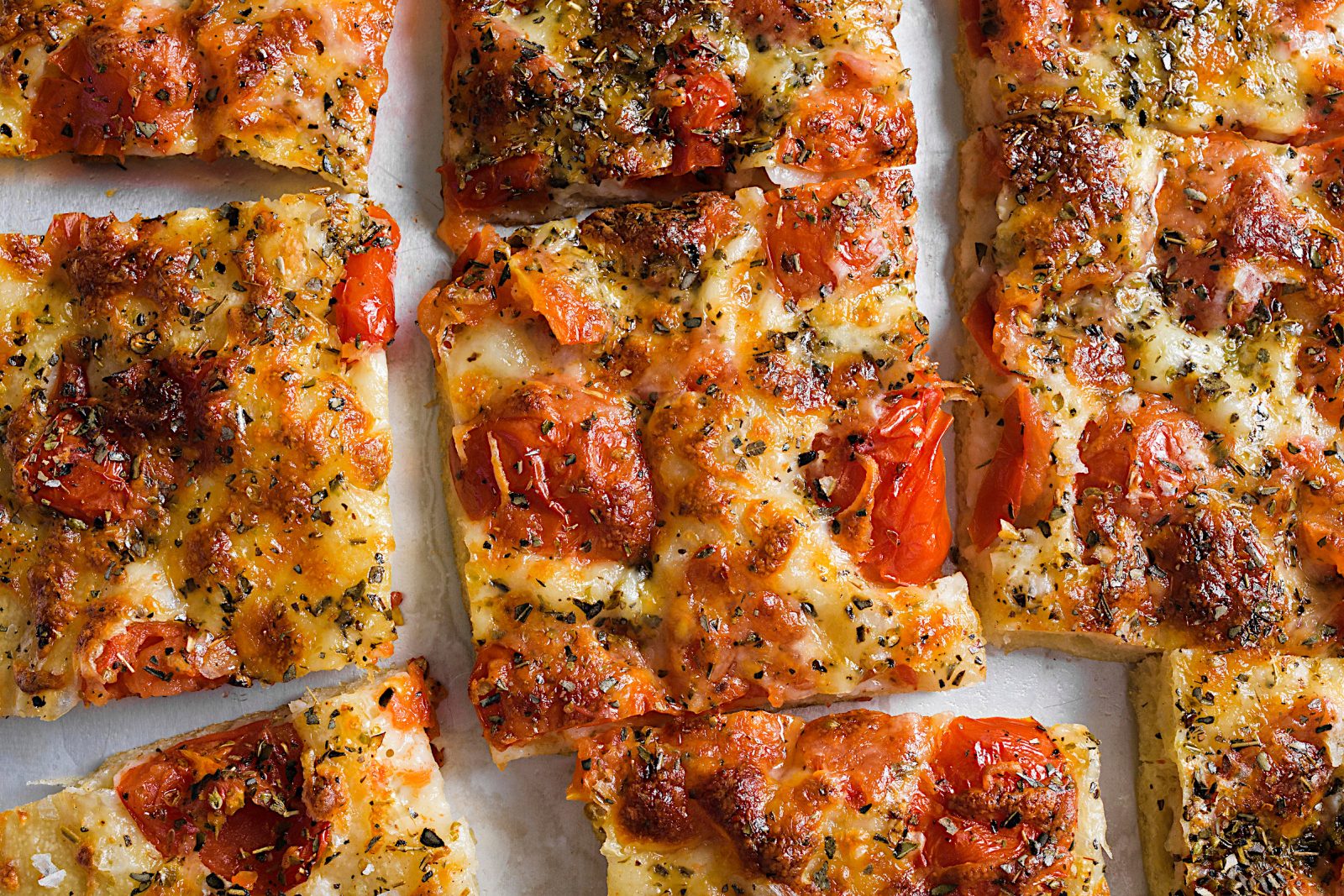 mozzarella-tomatoes pour pan pizza