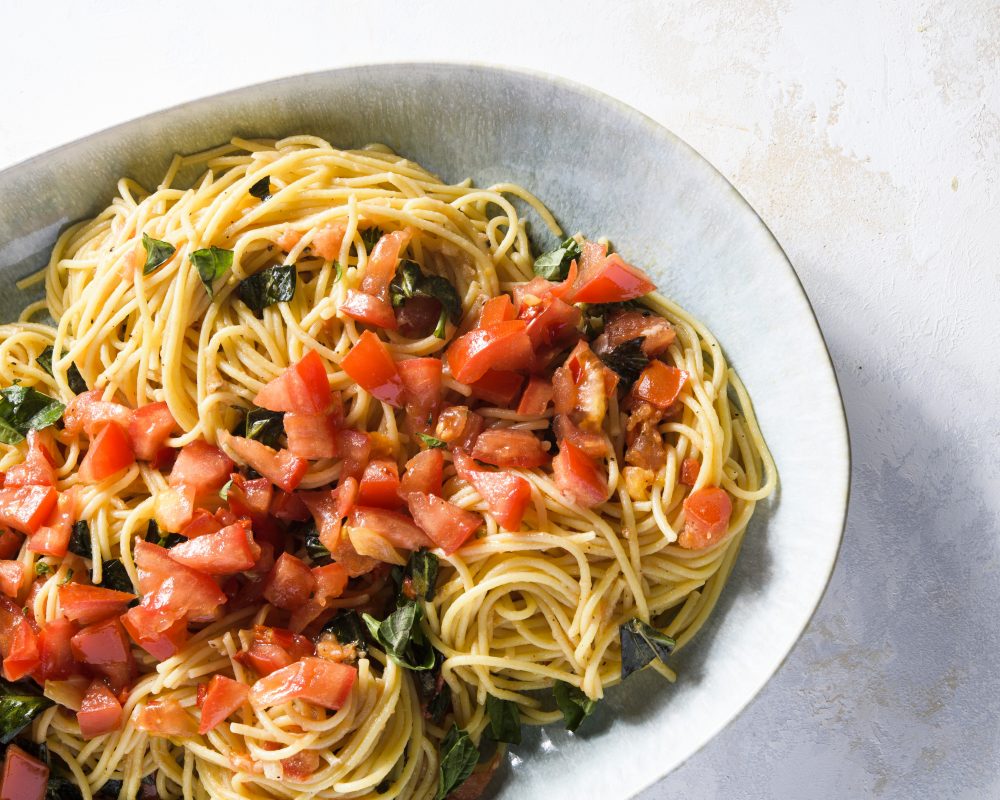Spaghetti aglio olio tomatoes basial