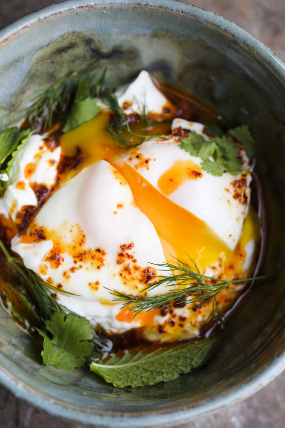 turkish-poached-eggs-with-garlicky-yogurt-çilbir