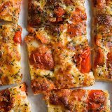 mozzarella-tomatoes pour pan pizza